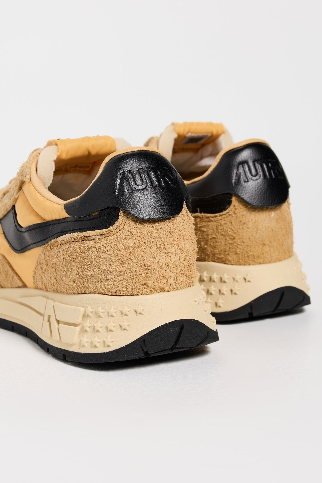 Reelwind Low Sneakers in Taffy Suede and Black