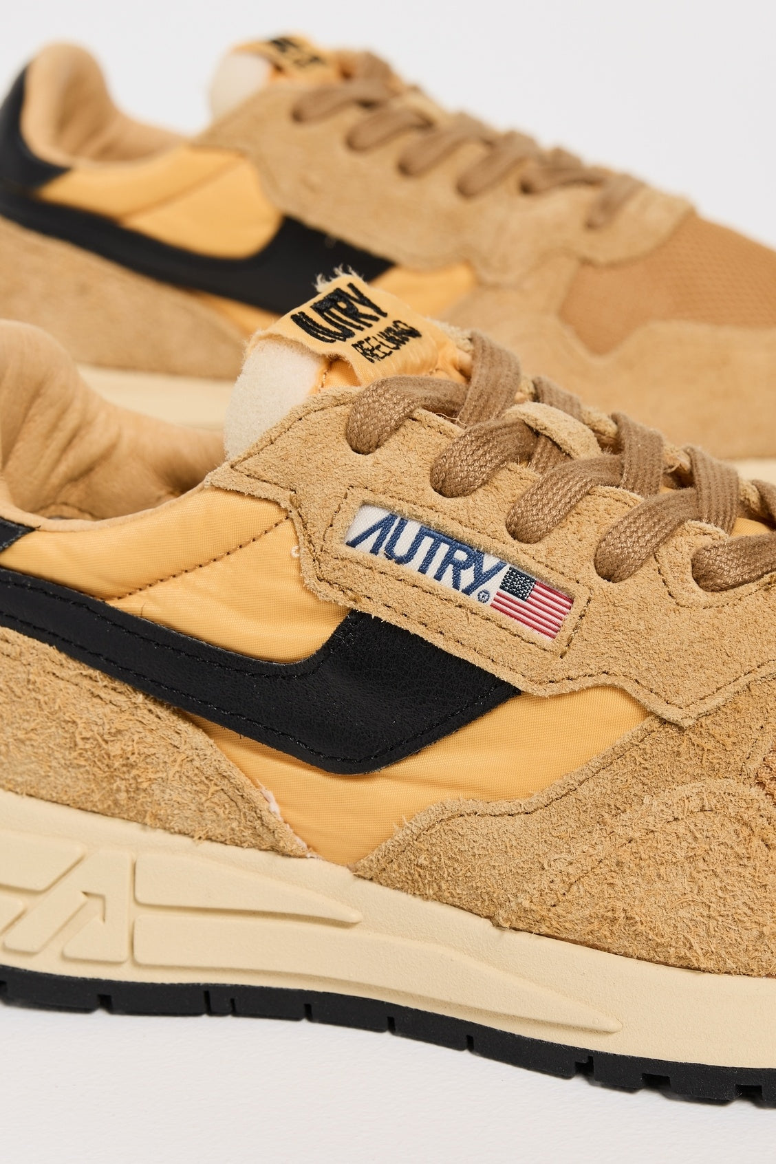Reelwind Low Sneakers in Taffy Suede and Black