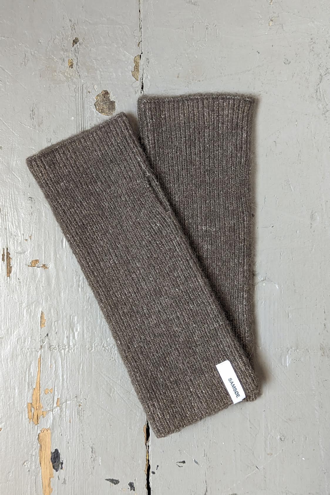 Samsoe Samsoe - Nor Major Brown Wrist Warmers - 32 The Guild