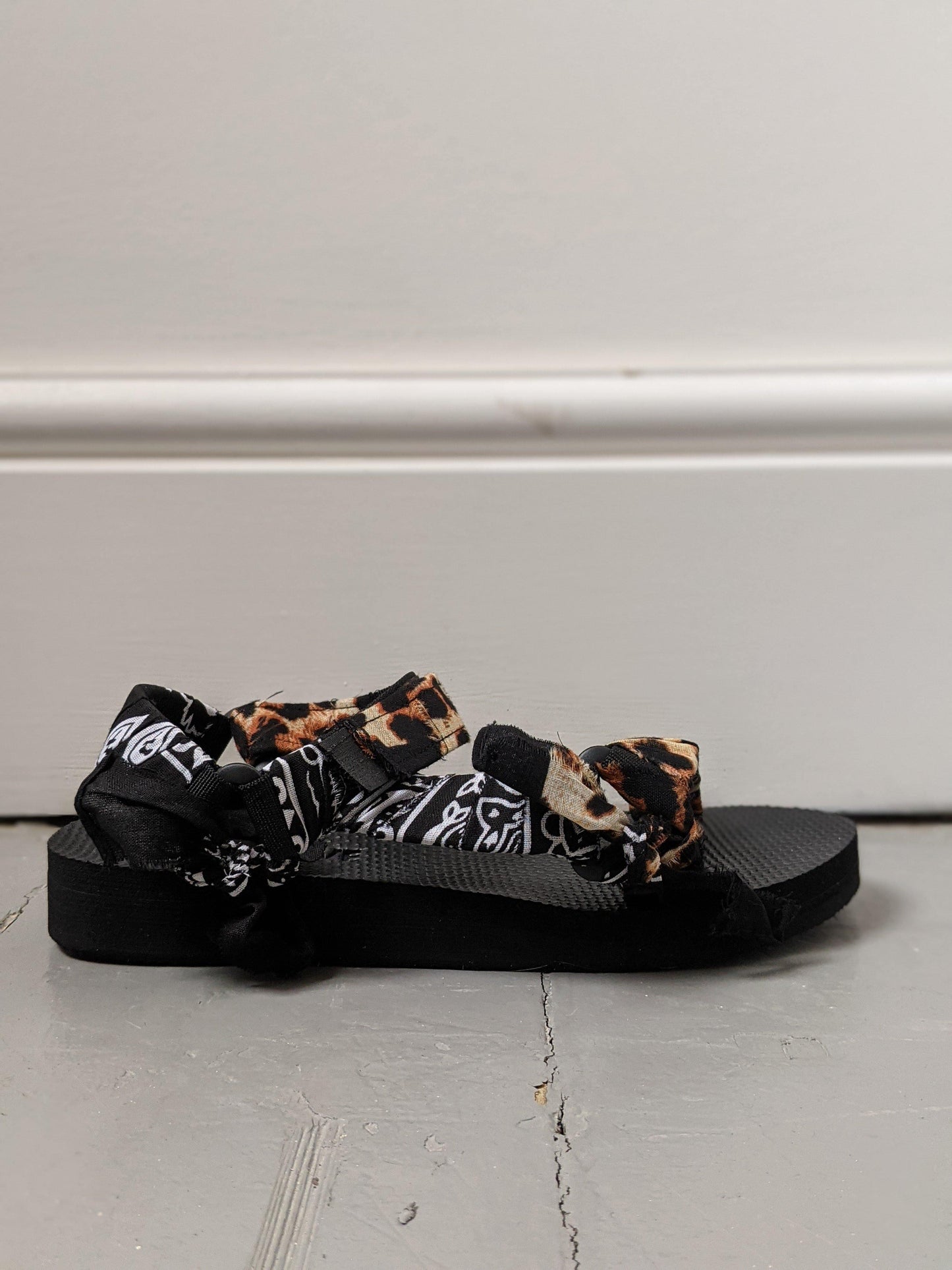 arizona love leopard black bandana trekky sandals