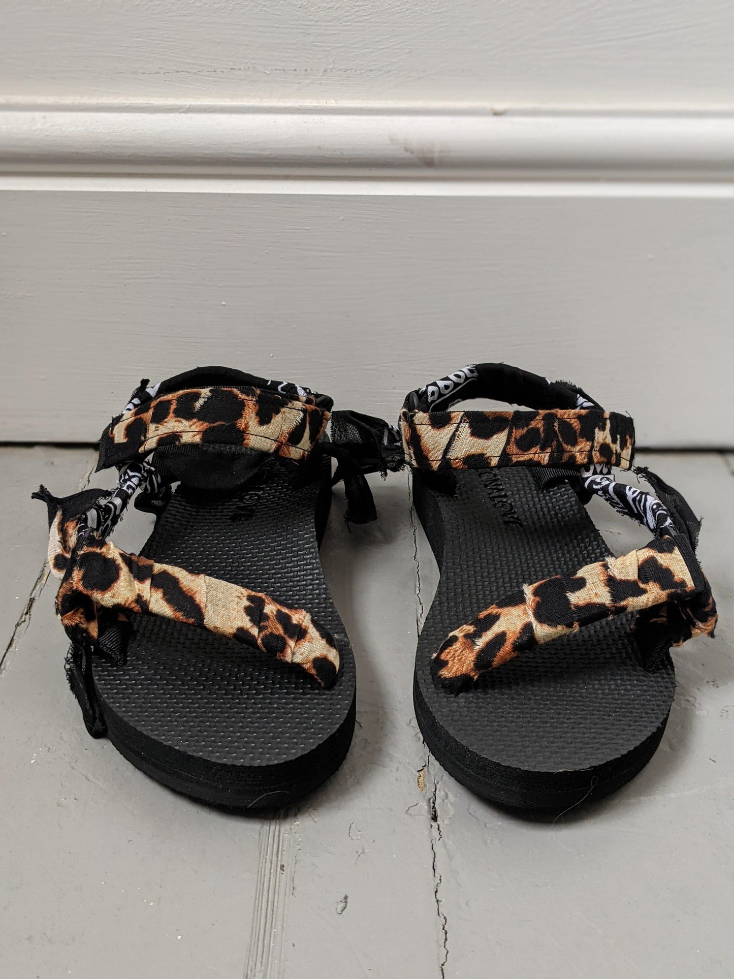 arizona love leopard black bandana trekky sandals