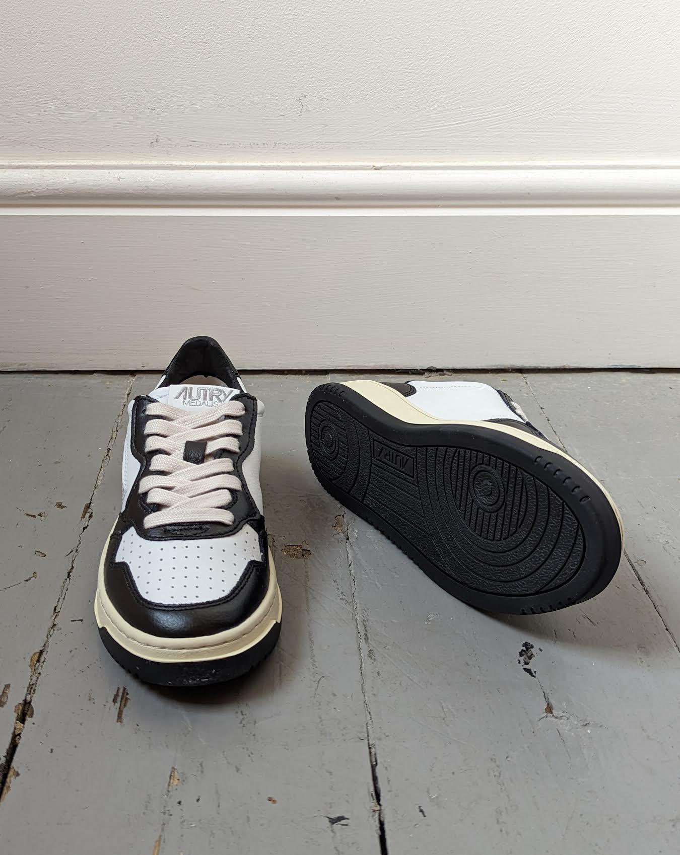 Autry - Medalist Monochrome Leather Sneakers - 32 The Guild 