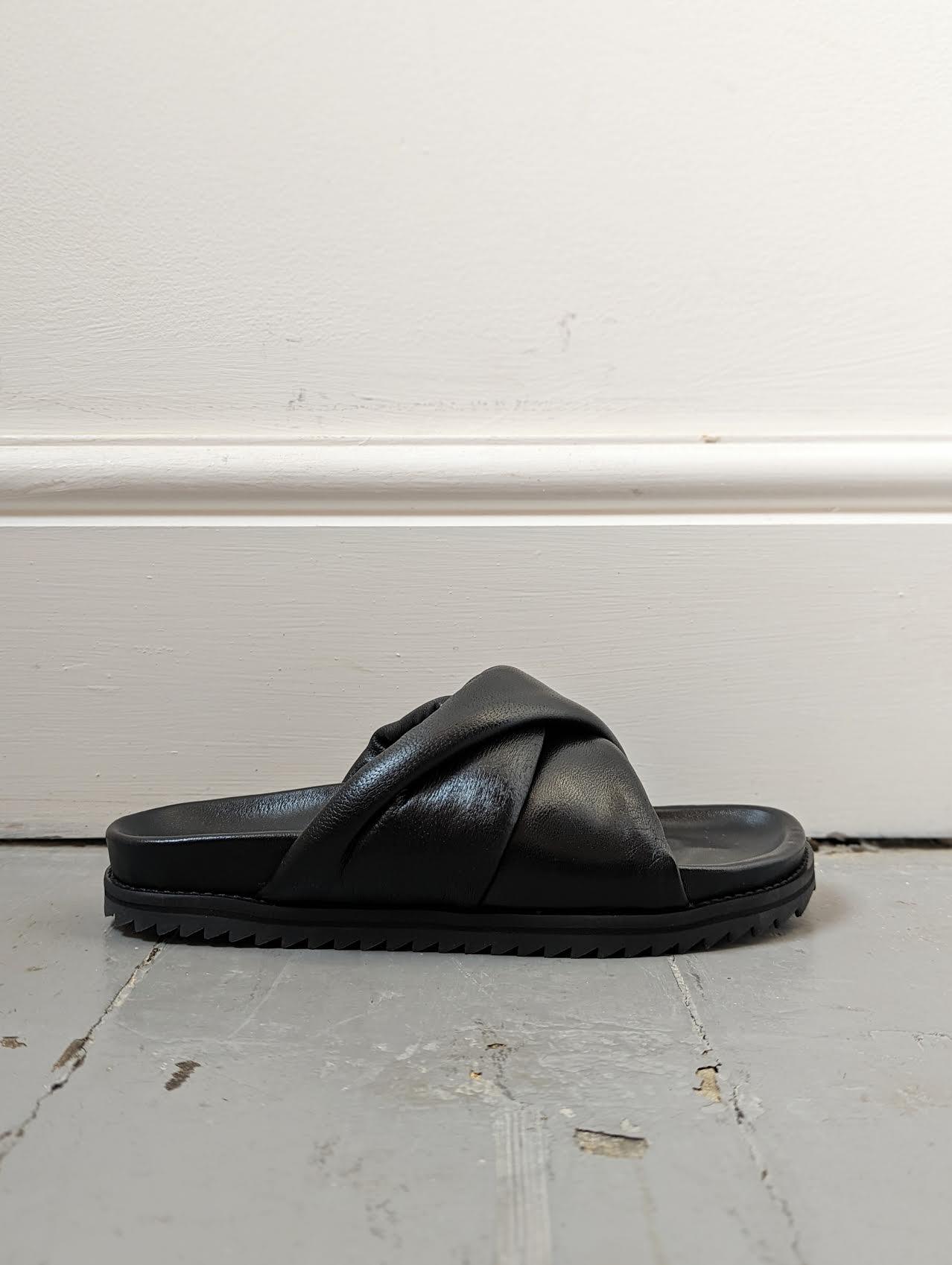 DAY BIRGER - Nairobi Black Leather Padded Twist Sandals - 32 The Guild