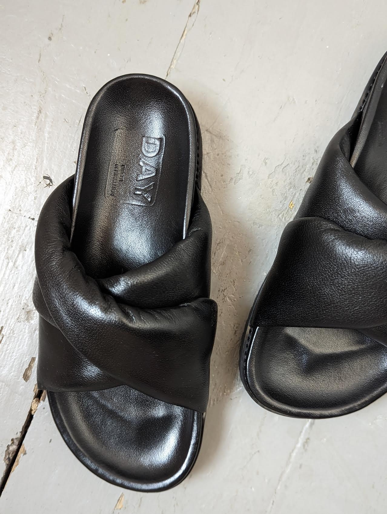 DAY BIRGER - Nairobi Black Leather Padded Twist Sandals - 32 The Guild