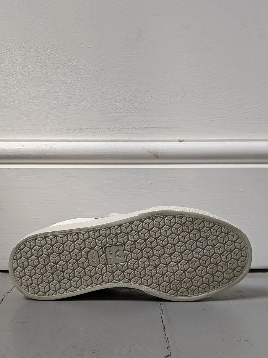 Veja - Recife White & Black Leather Velcro Sneakers - 32 The Guild