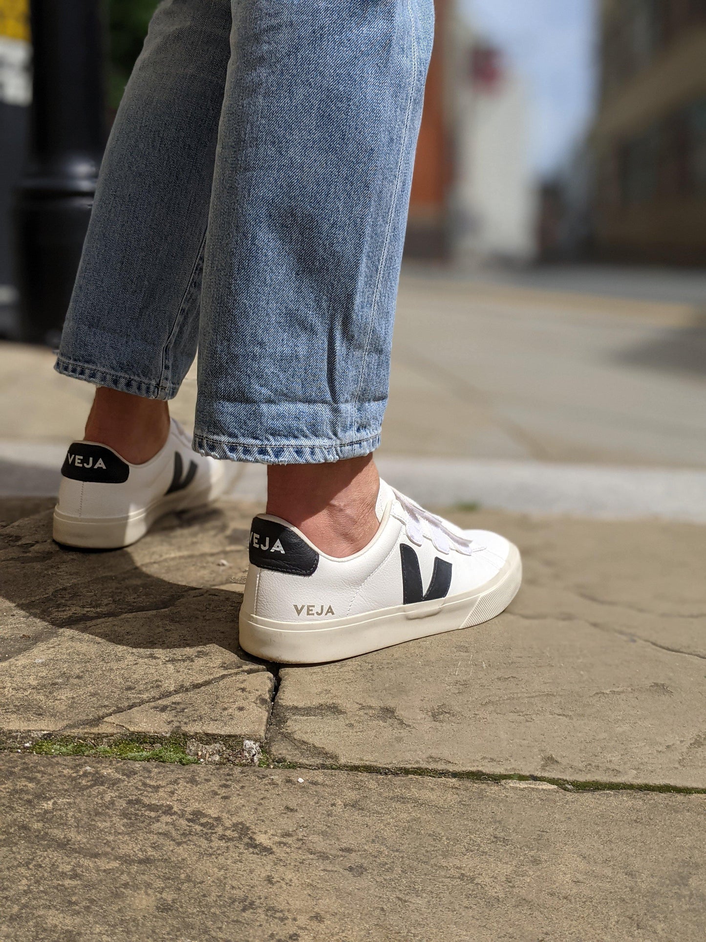 Veja - Recife White & Black Leather Velcro Sneakers - 32 The Guild