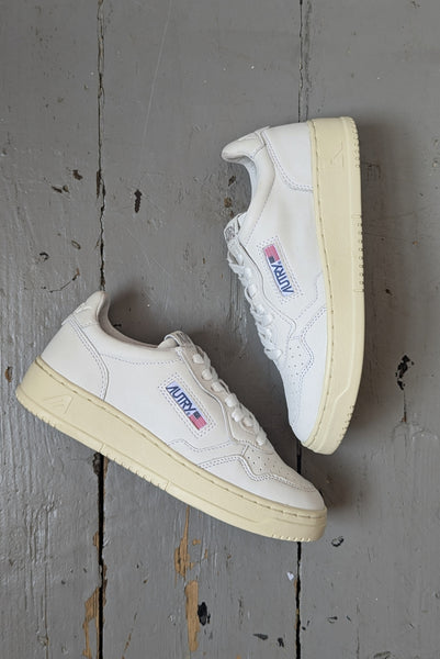 スニーカー AUTRY MEDALIST WHITE/GOLD LEATHER TRAINER Autry Medalist Low Sneakers In White And Gold Leather